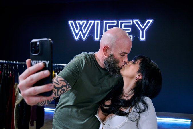 Keke Lou Thrives As Hotwife For All photo 5